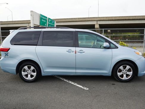 Used 2017 Toyota Sienna LE image 24