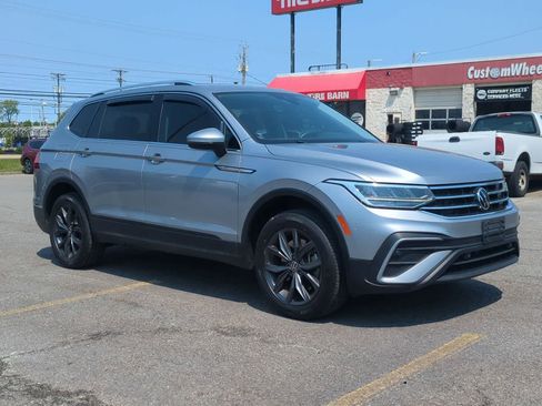 Used 2022 Volkswagen Tiguan SE FWD image 2