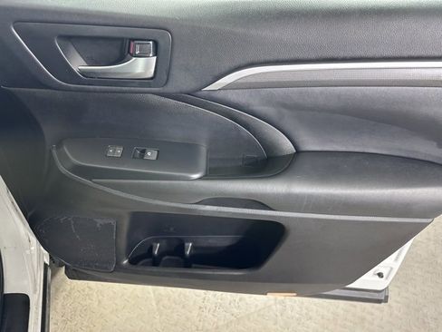 Used 2019 Toyota Highlander SE image 9