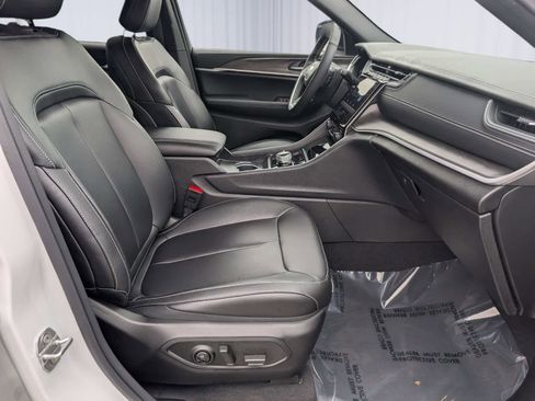 Used 2024 Jeep Grand Cherokee Limited image 9