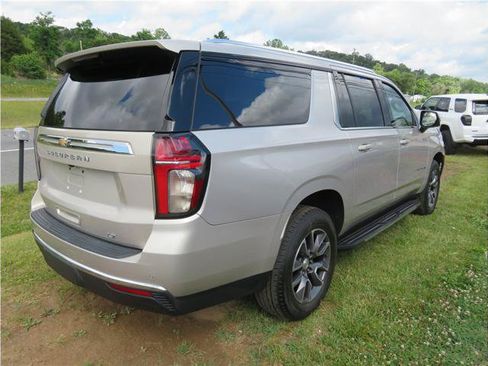 Used 2021 Chevrolet Suburban LT w/ LT Signature Package AWD/4WD image 2
