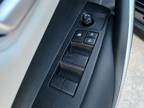 Used 2025 Toyota Corolla SE image 32