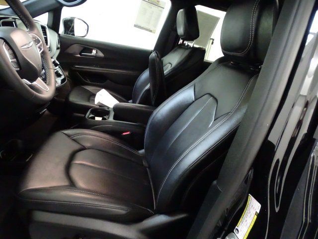 Certified 2026 Chrysler Pacifica Select FWD image 2