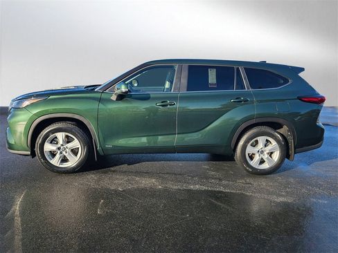 Used 2023 Toyota Highlander LE image 2