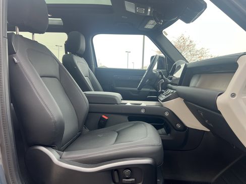 Used 2025 Land Rover Defender 90 X-Dynamic SE image 28