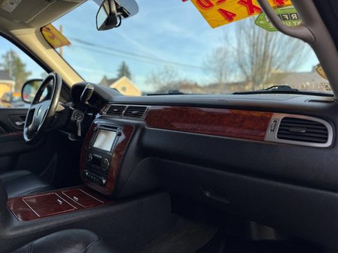 Used 2013 Chevrolet Avalanche LTZ image 7