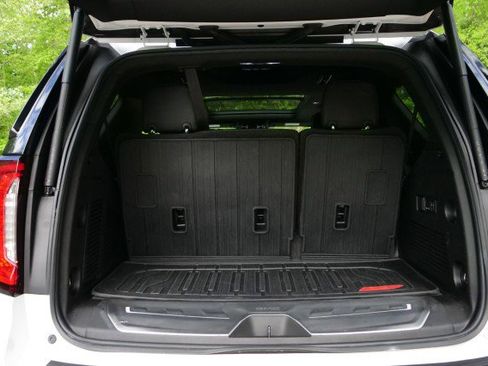 Used 2022 GMC Yukon SLT w/ SLT Premium Package image 30