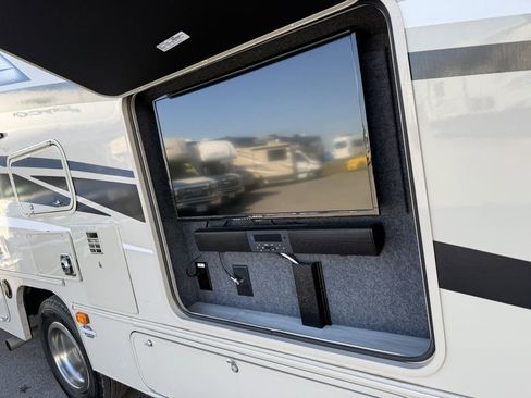 Used 2022 Ford E-450 and Econoline 450 Super Duty w/ Motorhome Prep Package image 33