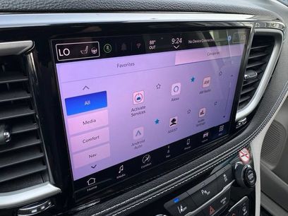Used 2024 Chrysler Pacifica Limited