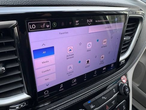 Used 2024 Chrysler Pacifica Limited FWD image 2
