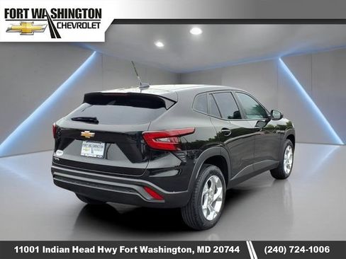 Used 2025 Chevrolet Trax LS w/ LS Convenience Package FWD image 2