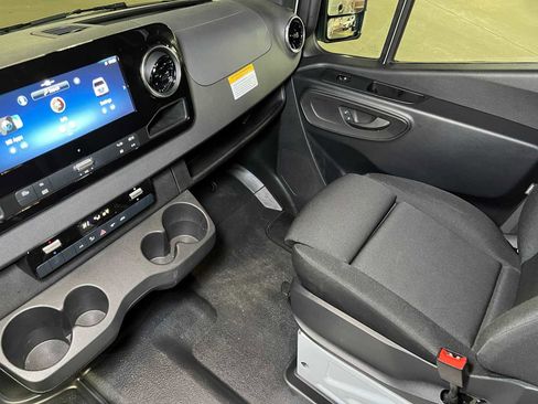 Used 2025 Mercedes-Benz Sprinter 2500 image 36