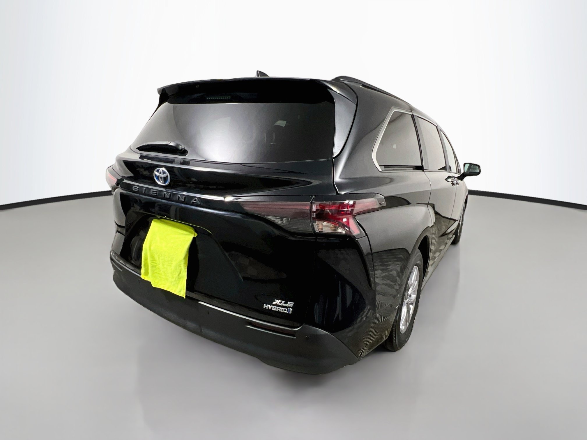Used 2024 Toyota Sienna XLE FWD image 4