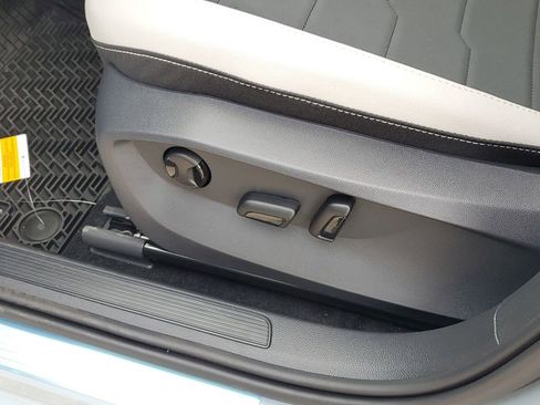New 2026 Volkswagen Taos SE FWD image 15