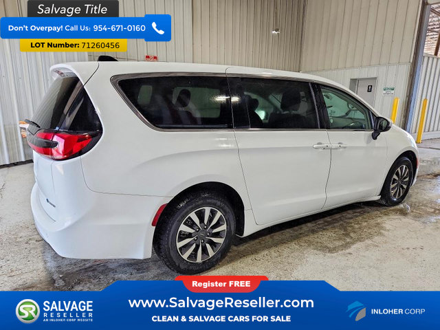 Used 2023 Chrysler Pacifica Touring-L FWD image 4