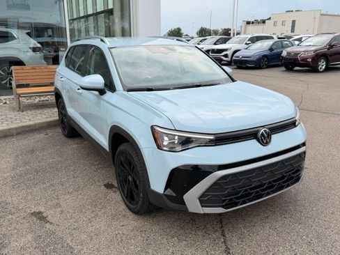 Used 2026 Volkswagen Taos SE FWD image 5