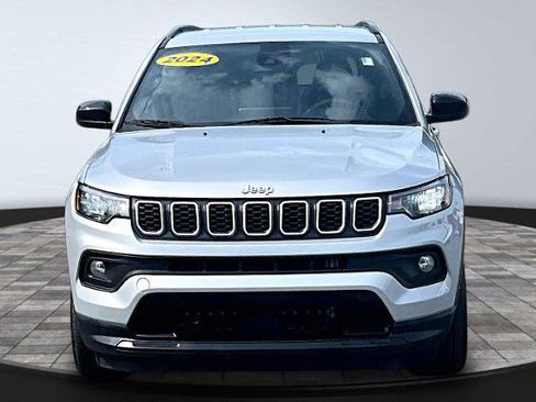 Used 2024 Jeep Compass Latitude image 3