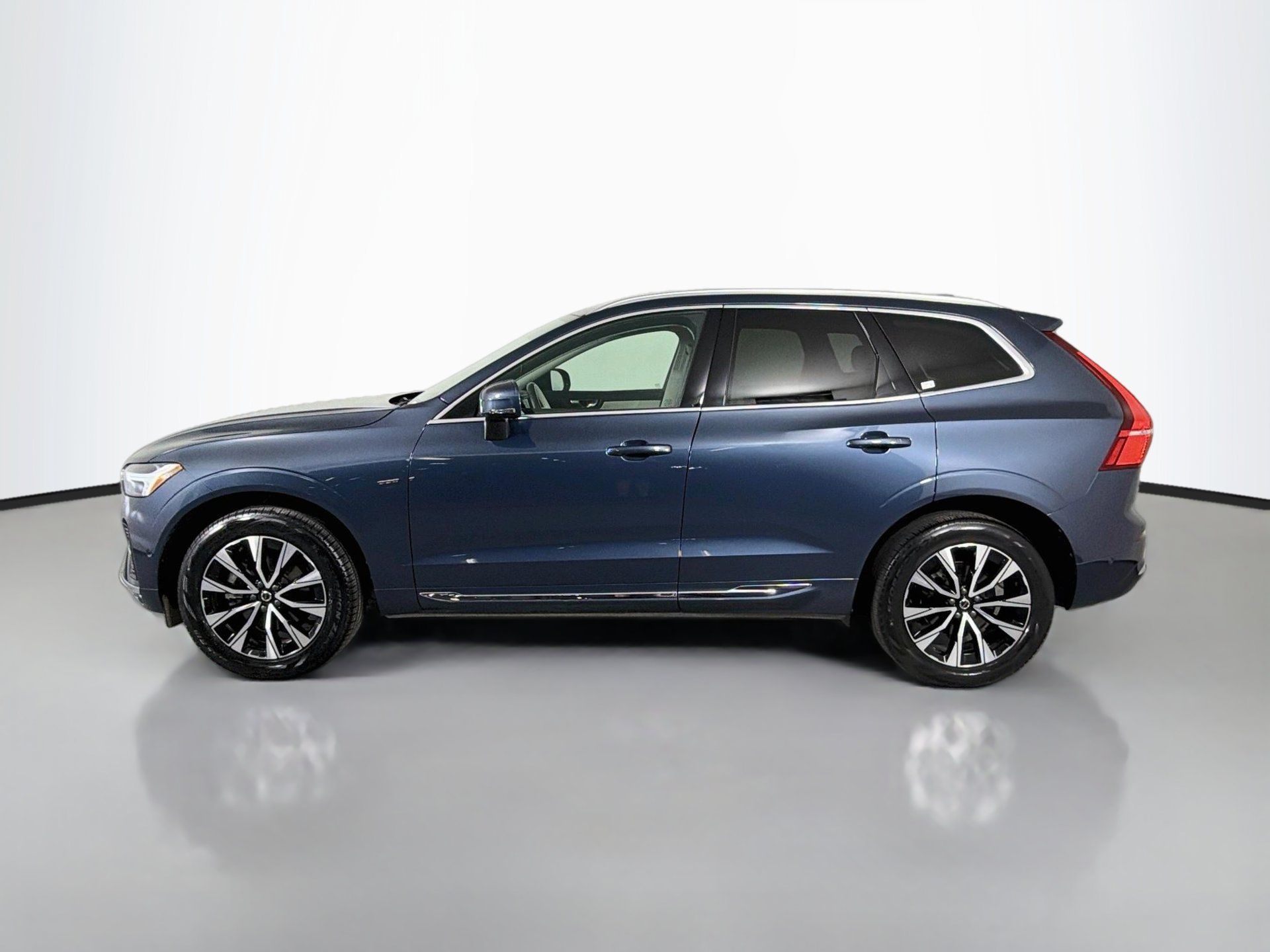 Certified 2023 Volvo XC60 B5 Plus AWD/4WD image 9