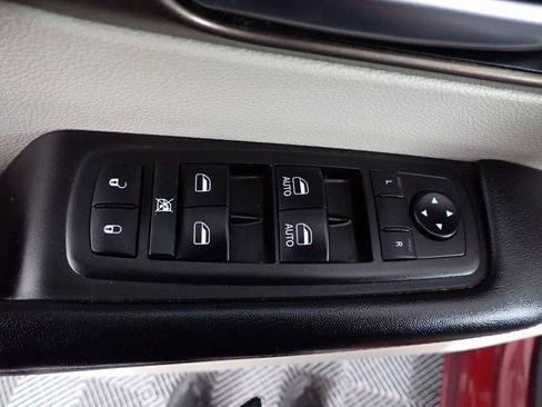 Used 2019 Chrysler Pacifica Touring-L image 19