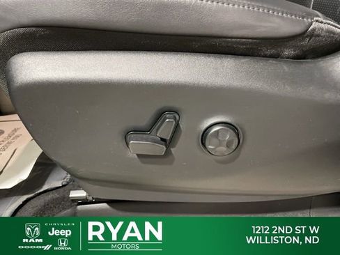 Used 2024 Chrysler Pacifica Touring-L image 19