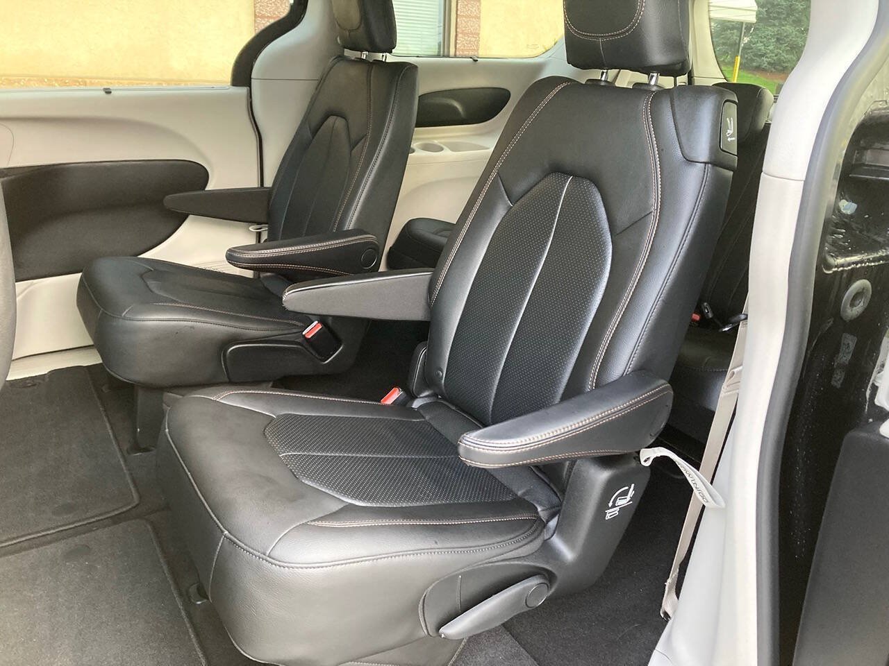 Used 2020 Chrysler Pacifica Touring-L FWD image 10