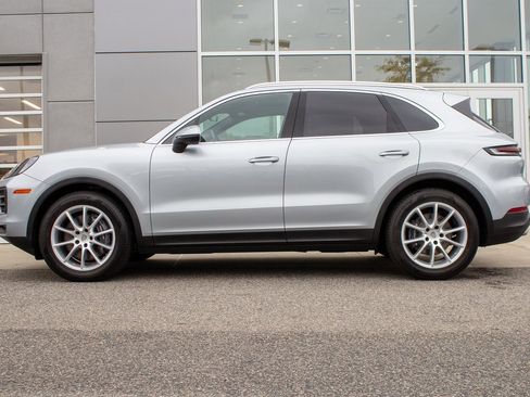 Used 2024 Porsche Cayenne w/ Premium Package image 7