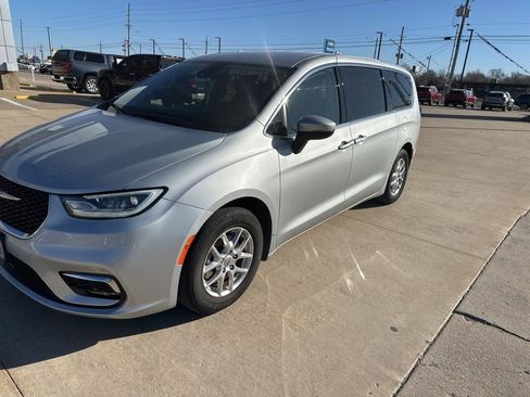 Used 2023 Chrysler Pacifica Touring-L image 28