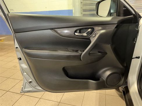 Used 2017 Nissan Rogue SV w/ SV Family Package image 28