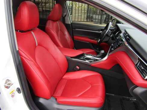 Used 2019 Toyota Camry XSE image 12