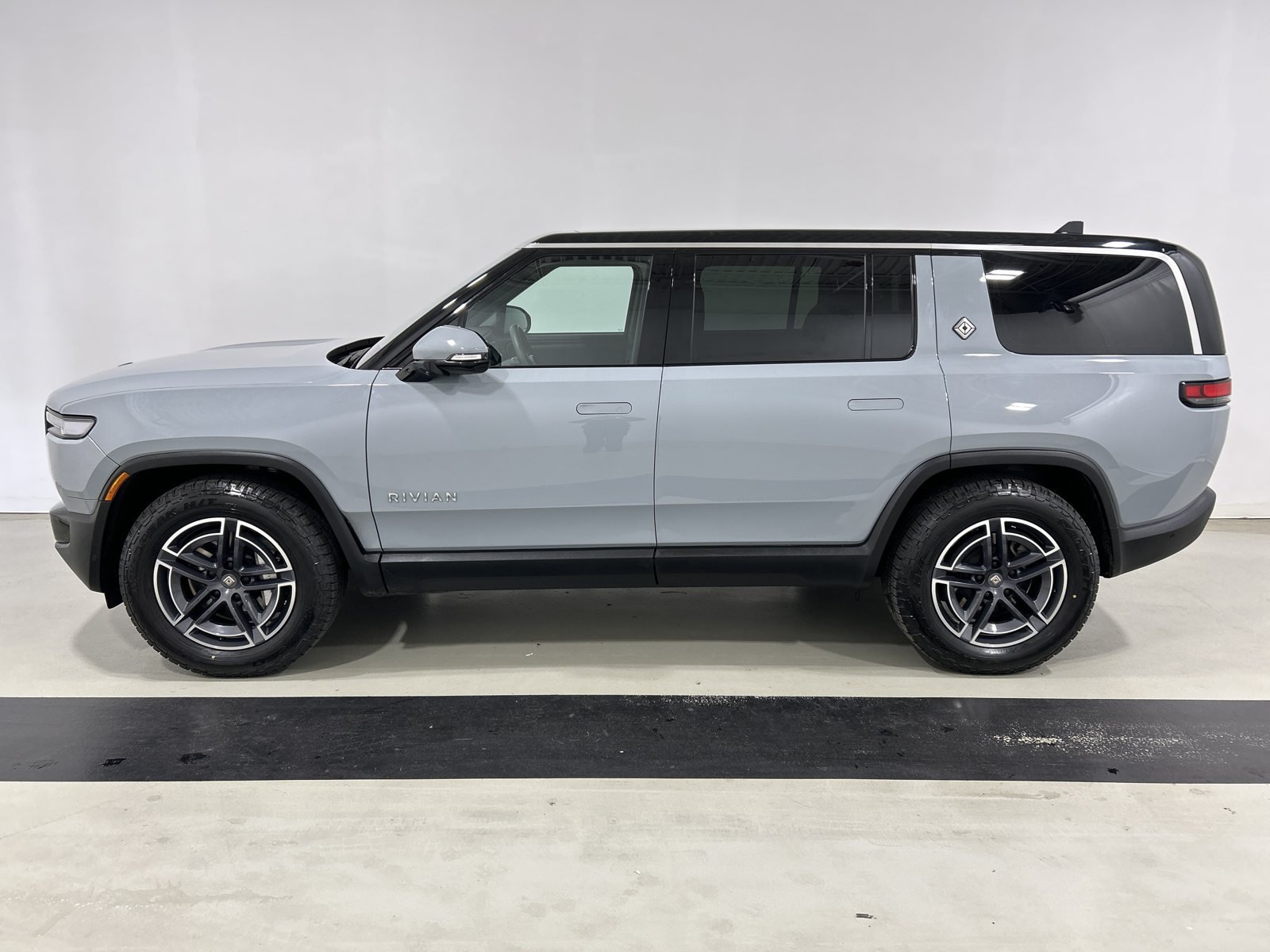 Used 2025 Rivian R1S Adventure Dual AWD/4WD image 2