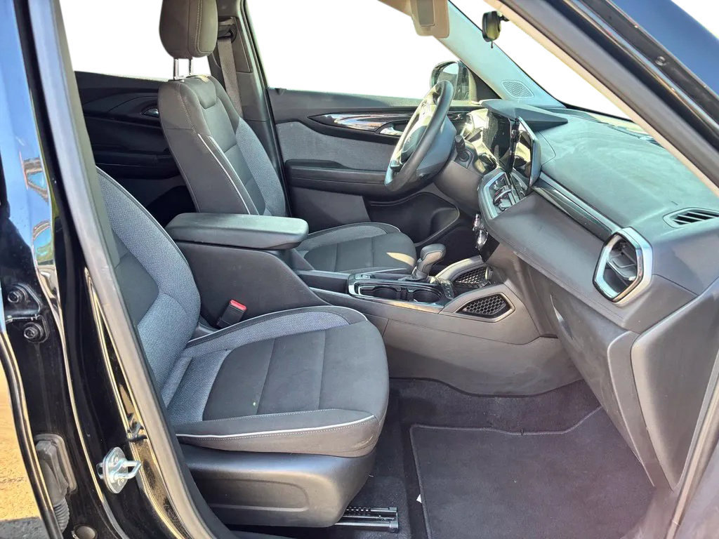 Used 2025 Chevrolet TrailBlazer LT AWD/4WD image 29