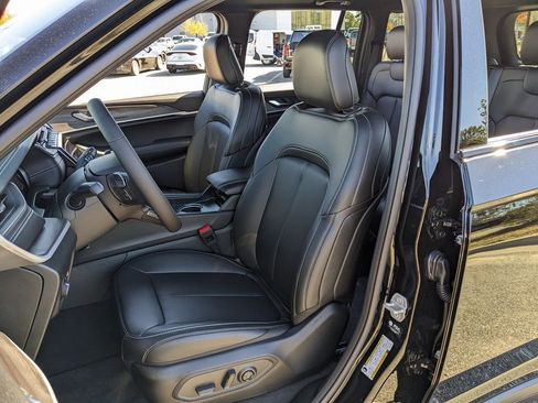 New 2025 Jeep Grand Cherokee Limited w/ Black Appearance Package image 34