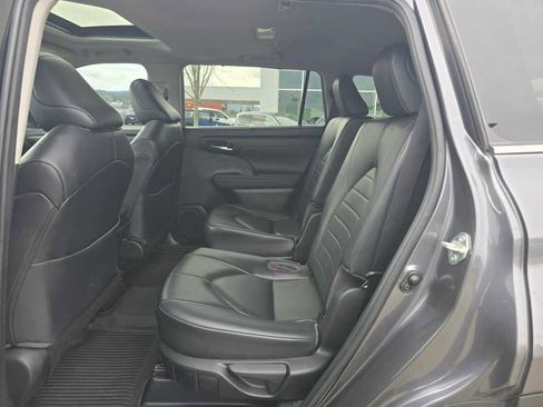 Used 2023 Toyota Highlander XLE image 16