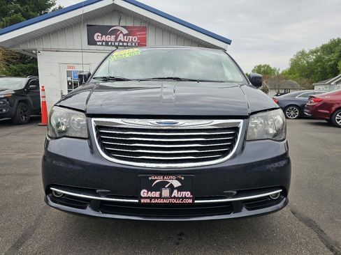 Used 2014 Chrysler Town & Country Touring FWD image 3