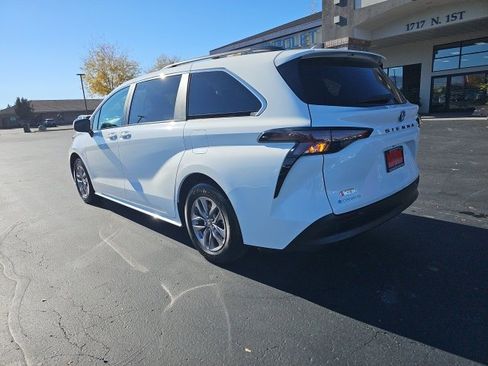 Used 2025 Toyota Sienna LE image 54
