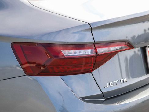 Used 2024 Volkswagen Jetta SE image 9