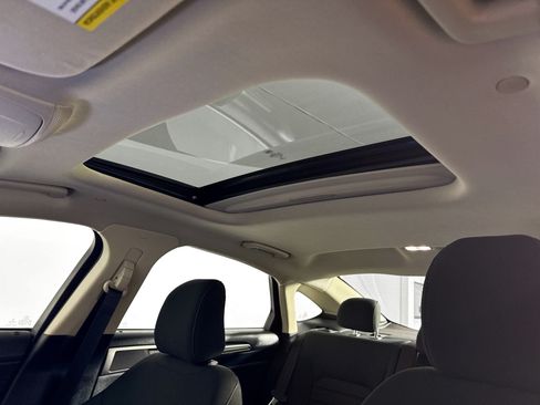 Used 2020 Ford Fusion SE FWD image 19