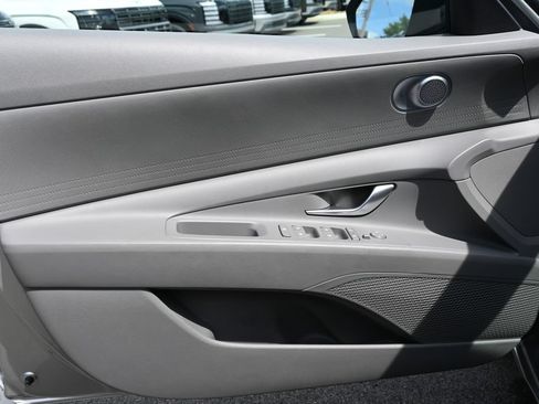 Certified 2021 Hyundai Elantra SE FWD image 18