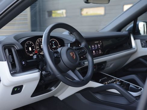 Certified 2026 Porsche Cayenne Coupe AWD/4WD image 4