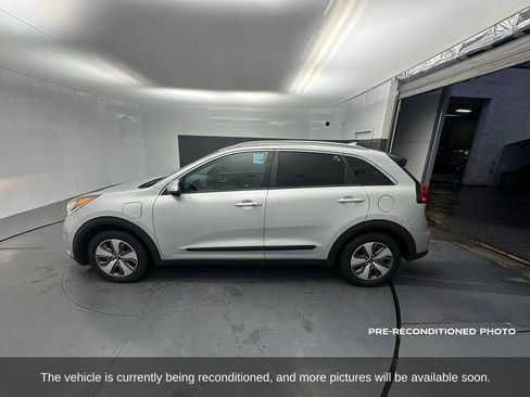 Used 2019 Kia Niro LX image 2