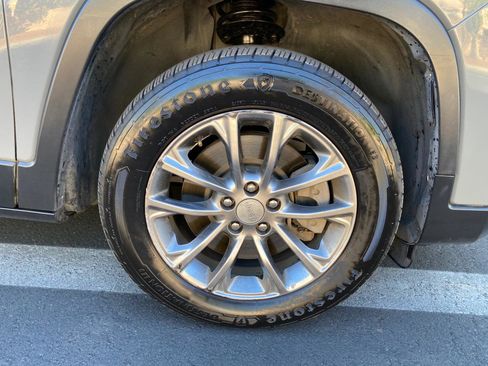 Used 2020 Jeep Cherokee Latitude Plus FWD image 22