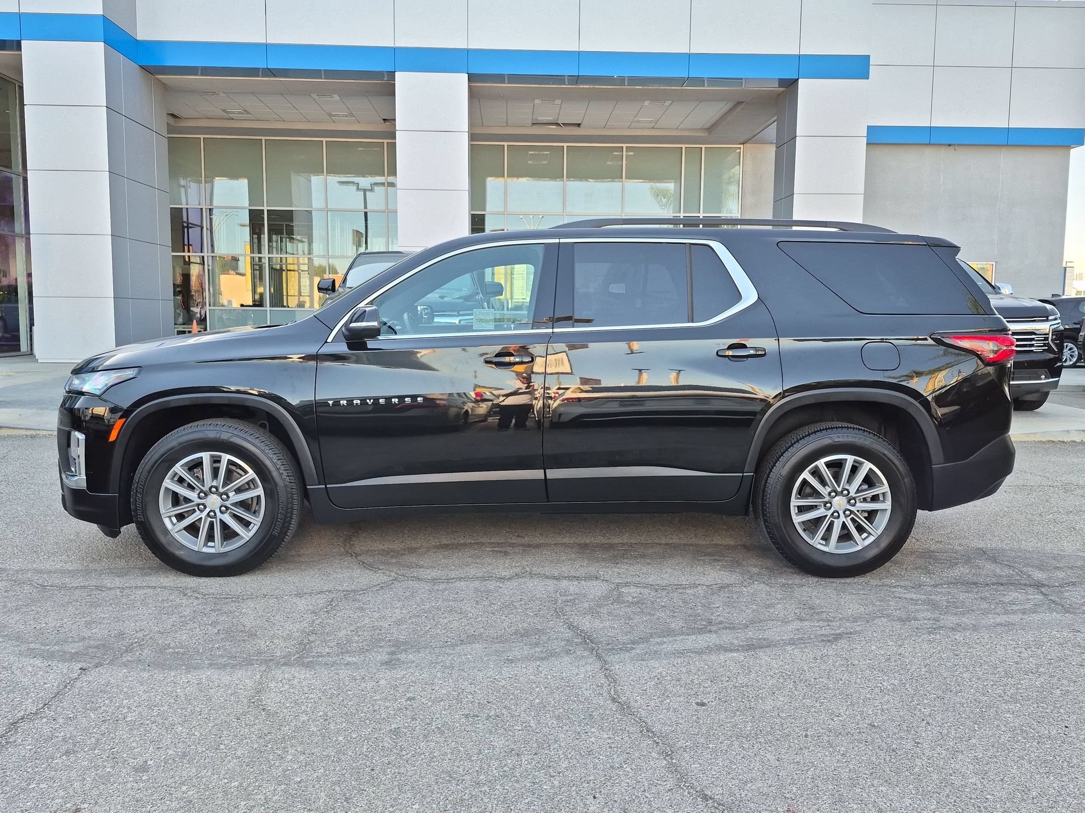 Used 2023 Chevrolet Traverse LT w/ LPO, Floor Liner Package FWD image 8