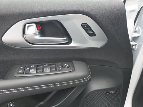 Used 2026 Chrysler Pacifica Premium FWD image 13