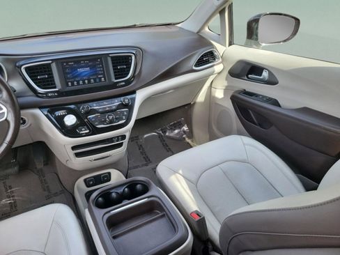 Used 2019 Chrysler Pacifica Touring-L image 9