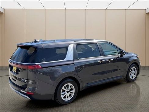 Used 2022 Kia Carnival LX FWD image 5