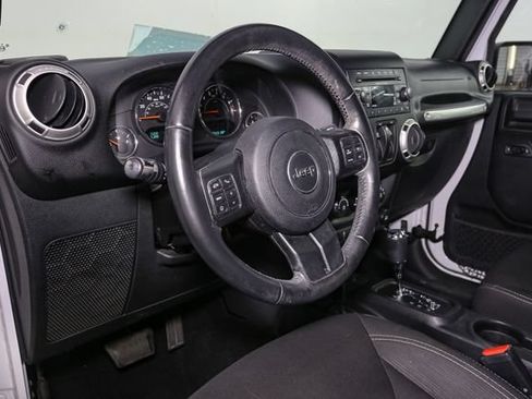 Used 2018 Jeep Wrangler Sahara w/ Connectivity Group AWD/4WD image 19