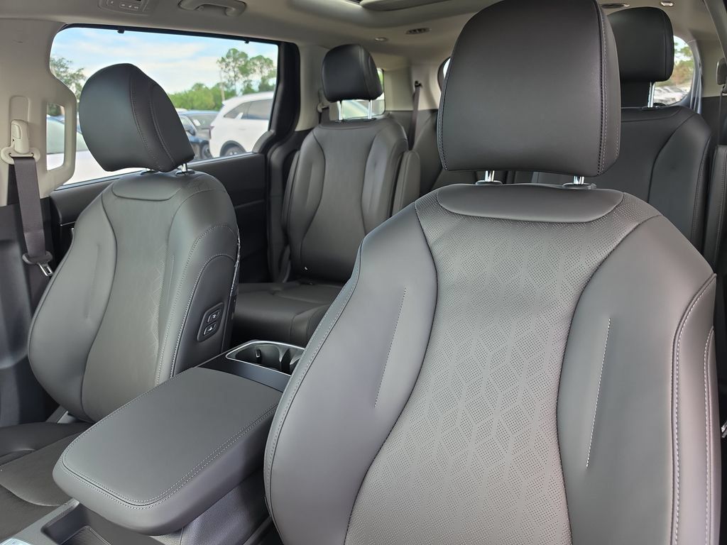 New 2027 Kia Carnival SX w/ Dark Edition Package FWD image 23