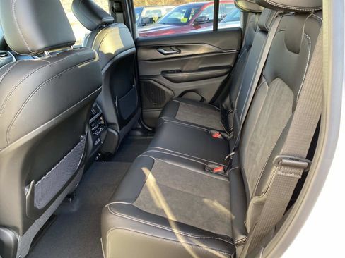 New 2025 Jeep Grand Cherokee Laredo image 8