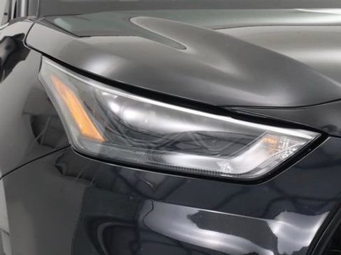 Used 2022 Toyota Highlander XLE AWD/4WD image 9