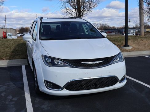 Used 2018 Chrysler Pacifica Touring-L Plus w/ Advanced Safetytec Group image 4